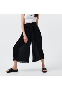Cropp - Plisowane spodnie kuloty - Czarny. Kolor: czarny #1