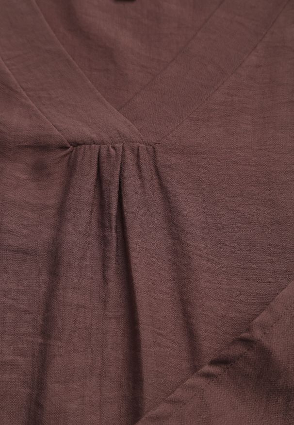 Renee - Brązowa Wiskozowa Sukienka Pudełkowa z Dekoltem w Serek Noludig. Typ kołnierza: dekolt w serek. Kolekcja: plus size. Kolor: brązowy. Materiał: wiskoza. Typ sukienki: dla puszystych