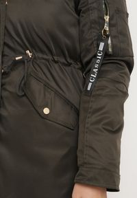 Born2be - Zielono-Beżowa Kurtka Parka z Futerkowym Odpinanym Zdobieniem przy Kapturze Inellae. Okazja: na co dzień. Kolor: zielony. Materiał: dzianina, futro, jeans. Wzór: aplikacja. Styl: casual, elegancki, klasyczny #3