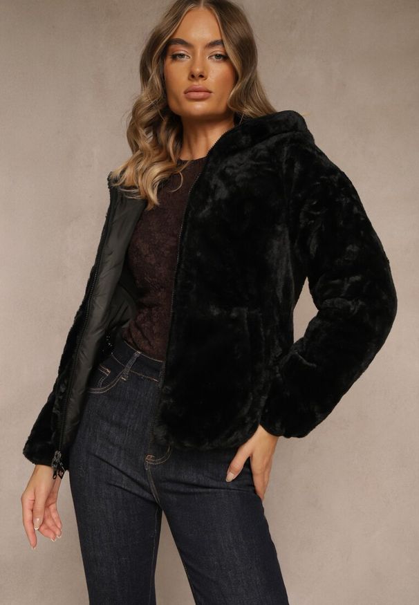 Renee - Czarna Dwustronna Kurtka z Pikowanymi Przeszyciami i Kapturem Tianessa. Kolor: czarny. Materiał: dzianina, poliester. Styl: sportowy, elegancki