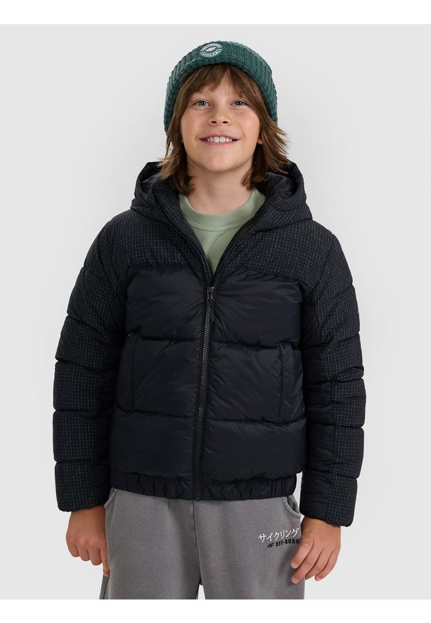 4f - 4F Kurtka puchowa z wypełnieniem syntetycznym chłopięca - czarna 134 (8-9 lat). Okazja: na co dzień. Kolor: czarny. Materiał: syntetyk, puch. Wzór: gładki. Sezon: lato. Styl: casual, klasyczny