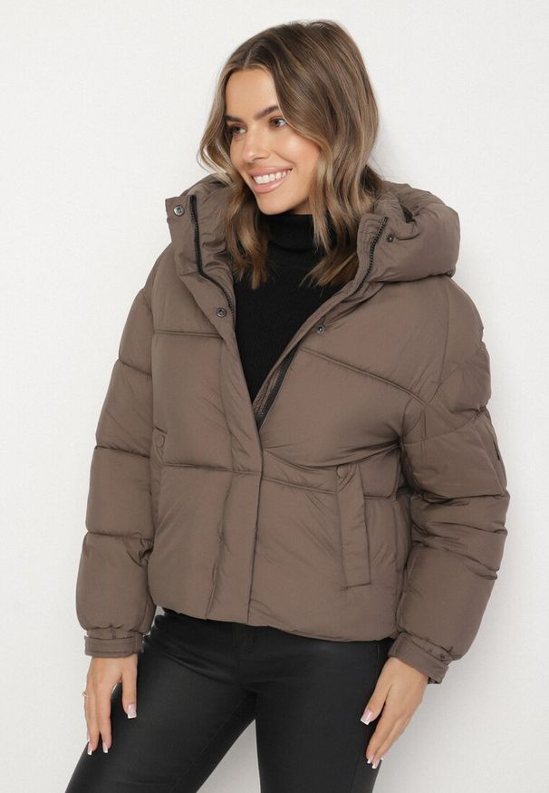 Born2be - Ciemnozielona Pikowana Kurtka Puffer z Kapturem i Kieszonką przy Rękawie Galieana. Okazja: na spacer. Typ kołnierza: kaptur. Kolor: beżowy. Materiał: jeans, dzianina. Styl: sportowy, elegancki