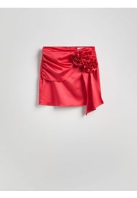 Reserved - Spódnica z naszywanymi kwiatami - czerwony. Kolor: czerwony. Materiał: tkanina. Wzór: kwiaty #1
