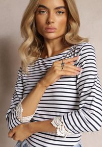 Renee - Biała Bluzka w Paski z Koronką na Rękawach z Elastycznej Bawełny Palmime. Kolor: biały. Materiał: bawełna, koronka. Wzór: paski, koronka #4