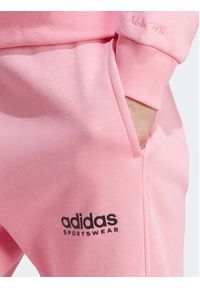 Adidas - adidas Spodnie dresowe ALL SZN Fleece Graphics Joggers IC8718 Różowy Regular Fit. Kolor: różowy. Materiał: bawełna #2