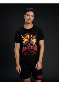 Sinsay - Piżama dwuczęściowa z nadrukiem Stranger Things - czarny. Kolor: czarny. Wzór: nadruk #1