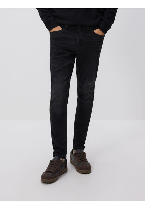 Reserved - Jeansy skinny z efektem sprania - czarny. Kolor: czarny