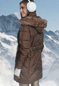 Born2be - Brązowa Pikowana Kurtka Płaszcz z Troczkiem w Talii o Wydłużonym Fasonie z Kapturem i Futerkiem Lieissas. Typ kołnierza: kaptur. Kolor: brązowy. Materiał: futro #5