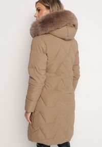 Born2be - Ciemnobeżowa Kurtka Pikowana o Długim Fasonie z Kapturem i Futrem Vertizola. Okazja: na spacer, na co dzień. Typ kołnierza: kaptur. Kolor: beżowy. Materiał: futro. Długość: długie. Styl: casual, elegancki #5