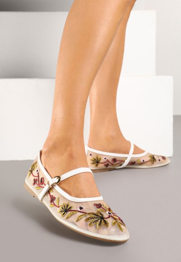 Born2be - Białe Balerinki z Siateczki Ozdobione Haftem Zapinane na Sprzączkę Danilea. Zapięcie: sprzączka. Kolor: biały. Wzór: haft, aplikacja