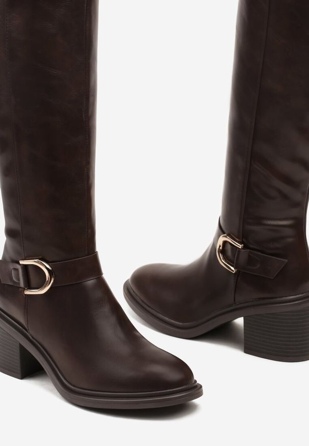 Renee - Brązowe Kozaki na Słupku z Ozdobną Klamrą i Paskiem Miavirae. Okazja: na spotkanie biznesowe, do pracy. Zapięcie: klamry. Kolor: brązowy. Materiał: dzianina, wełna. Wzór: kolorowy. Obcas: na słupku. Styl: biznesowy