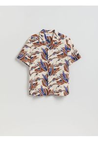 Reserved - Koszula regular z dodatkiem lnu - kremowy. Kolor: kremowy. Materiał: len