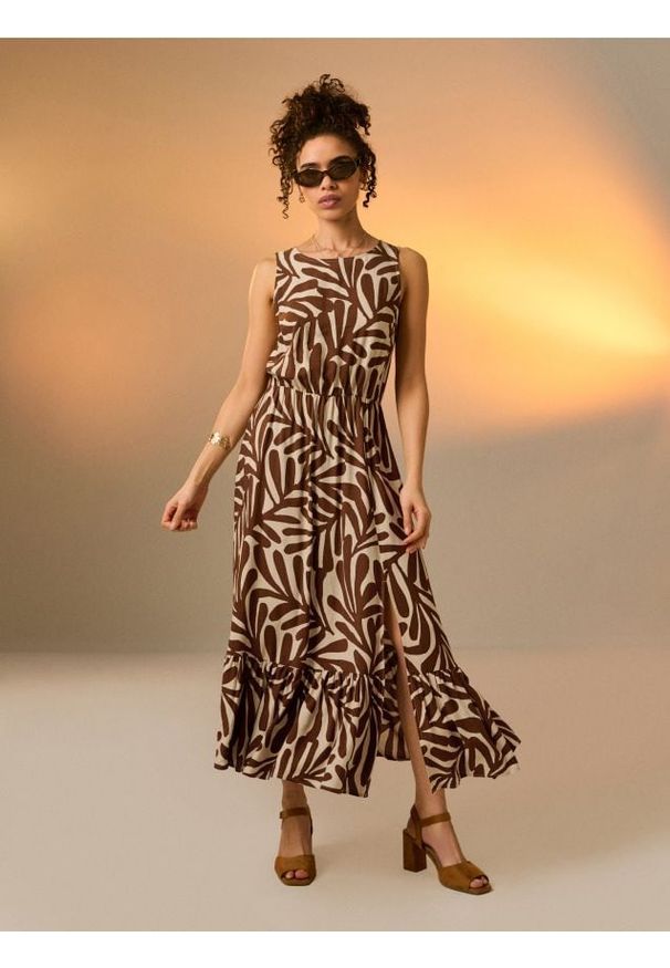 Sinsay - Wiskozowa sukienka midi z falbanką i rozcięciem - brązowy. Kolor: brązowy. Materiał: wiskoza. Długość: midi