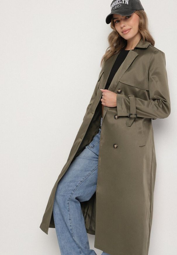 Born2be - Zielony Płaszcz Trencz Dwurzędowy Ozdobiony Paskiemz Klamrą Tinbella. Okazja: na co dzień. Kolor: zielony. Materiał: jeans. Wzór: aplikacja. Styl: klasyczny, casual, elegancki