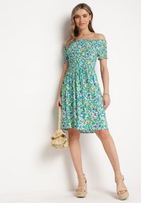 Born2be - Zielona Wiskozowa Sukienka Typu Hiszpanka z Elastyczną Gumką w Talii Anlavera. Okazja: na co dzień. Typ kołnierza: dekolt hiszpanka. Kolor: zielony. Wzór: kwiaty. Typ sukienki: proste. Materiał: wiskoza. Długość rękawa: krótki rękaw. Sezon: wiosna. Styl: casual #5