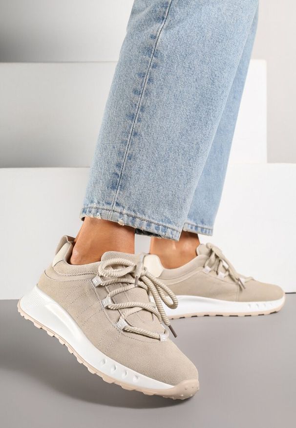 Renee - Beżowe Zamszowe Sneakersy z Wkładką ze Skóry Naturalnej Dolavienne. Kolor: beżowy. Materiał: zamsz, skóra. Szerokość cholewki: normalna