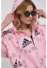 Adidas - adidas kurtka damska kolor różowy przejściowa oversize. Kolor: różowy. Materiał: materiał, skóra