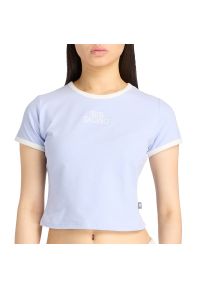 Koszulka damska New Balance WT61Y33QDYK - fioletowa. Kolor: fioletowy. Materiał: bawełna. Długość rękawa: krótki rękaw. Długość: krótkie. Wzór: napisy #1