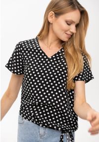 Volcano - Bluzka damska w grochy K-TERESA. Okazja: na co dzień. Typ kołnierza: kokarda, dekolt w serek. Kolekcja: plus size. Kolor: czarny. Długość: krótkie. Wzór: grochy. Materiał: wiskoza. Długość rękawa: krótki rękaw. Sezon: lato. Styl: wakacyjny, klasyczny, casual