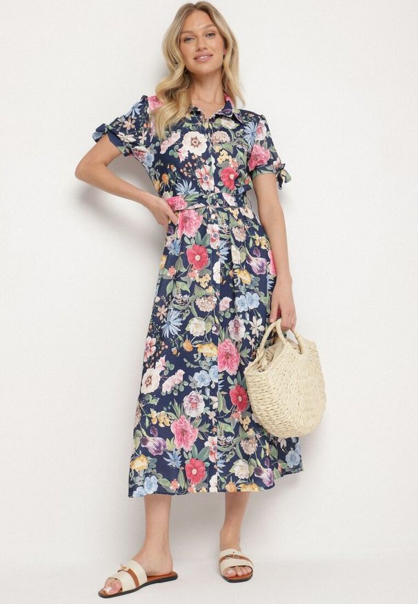 Born2be - Granatowa Rozkloszowana Sukienka o Koszulowym Kroju z Paskiem w Kwiatowy Wzór Fevelorine. Okazja: na co dzień. Kolor: niebieski. Wzór: kwiaty. Typ sukienki: koszulowe. Styl: casual