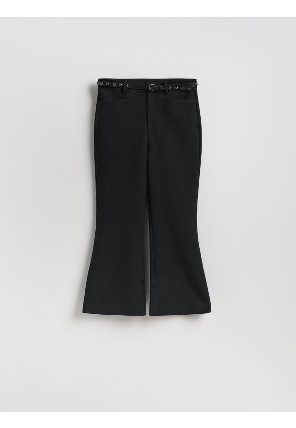 Reserved - Spodnie z ozdobnym paskiem - czarny. Kolor: czarny. Materiał: tkanina. Wzór: gładki
