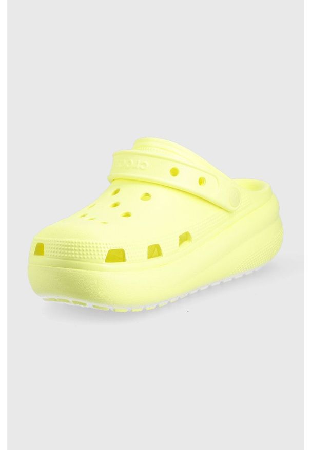 Crocs klapki dziecięce kolor żółty. Nosek buta: okrągły. Kolor: żółty. Materiał: materiał. Wzór: gładki. Obcas: na platformie