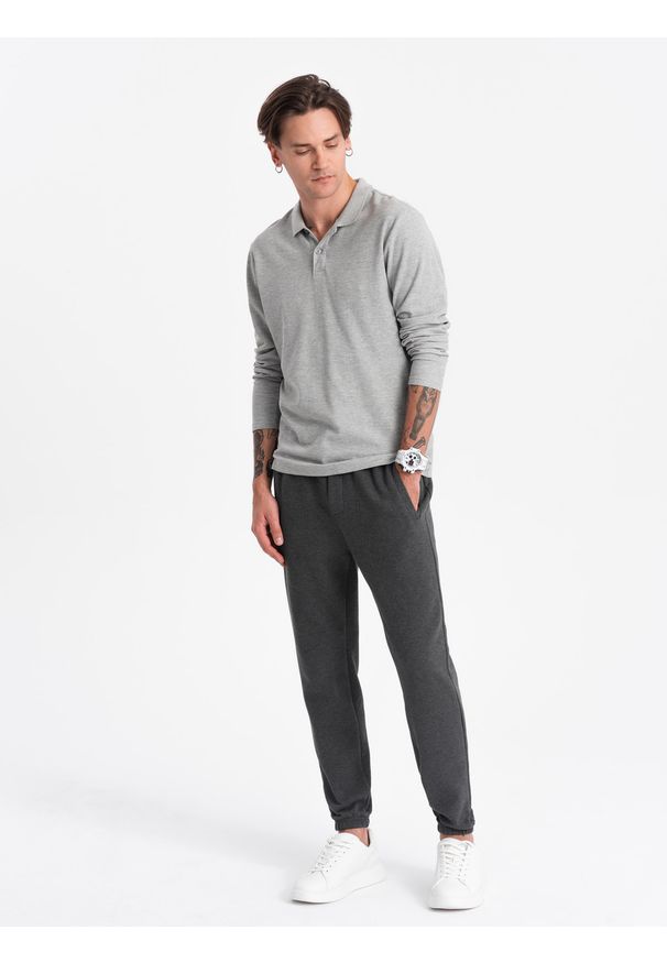 Ombre Clothing - Spodnie męskie dresowe CARROT ze strukturalnej dzianiny - grafitowy melanż V1. Kolor: szary. Materiał: dresówka, dzianina. Wzór: melanż