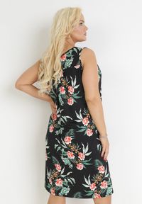 Born2be - Czarna Kwiecista Sukienka z Ozdobnym Wycięciem i Marszczeniem Lanava. Kolor: czarny. Długość rękawa: bez rękawów. Wzór: kwiaty. Styl: elegancki #6