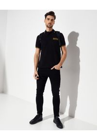 Versace Jeans Couture - VERSACE JEANS COUTURE - Czarna koszulka polo z logo. Okazja: na co dzień. Typ kołnierza: polo. Kolor: czarny. Materiał: bawełna. Styl: casual #5