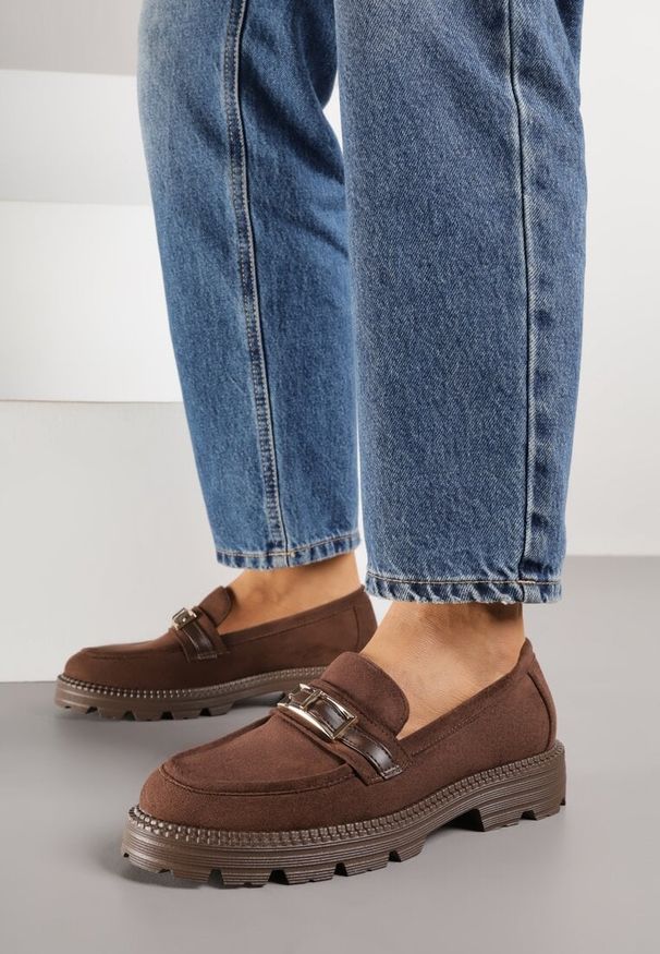 Born2be - Brązowe Mokasyny Ozdobione Klamrą Wildbluff. Okazja: do pracy, na spotkanie biznesowe. Zapięcie: klamry. Kolor: brązowy. Materiał: jeans. Wzór: aplikacja. Styl: biznesowy