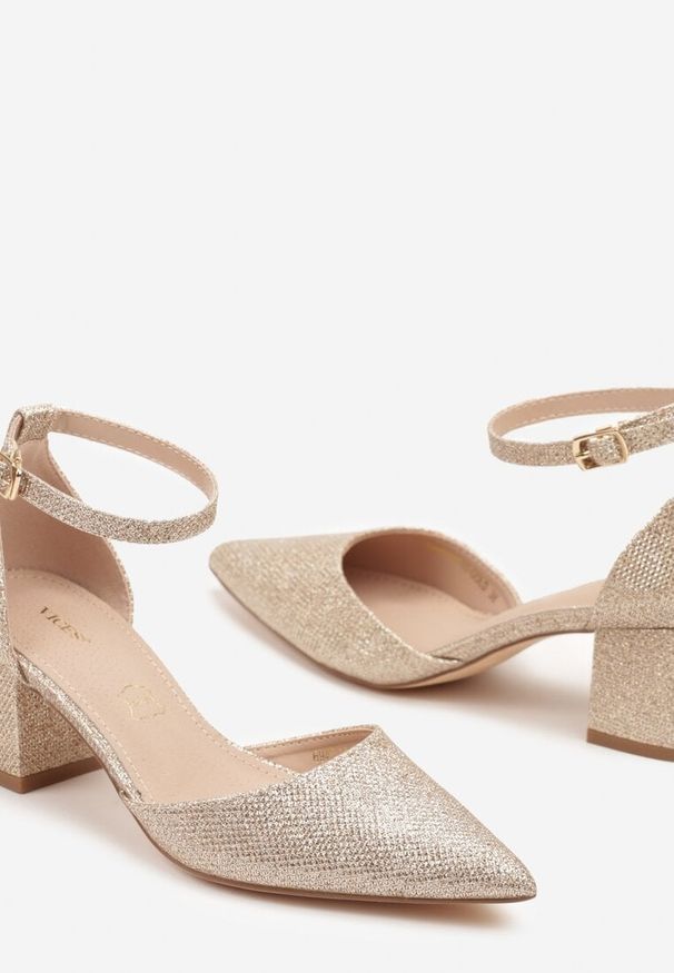 Born2be - Złote Czółenka Vices na Obcasie ze Skórzaną Wkładką i Paskiem Wokół Kostki Resinita. Okazja: na co dzień. Nosek buta: szpiczasty. Zapięcie: pasek. Kolor: złoty. Materiał: skóra. Obcas: na obcasie. Styl: casual. Wysokość obcasa: średni