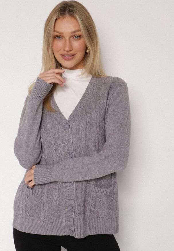 Born2be - Szary Kardigan z Bawełną Zdobiony Warkoczowym Splotem i Kieszeniami Mevesava. Okazja: na co dzień. Typ kołnierza: dekolt w serek. Kolor: szary. Materiał: bawełna. Wzór: aplikacja, ze splotem. Sezon: zima, jesień. Styl: casual, klasyczny