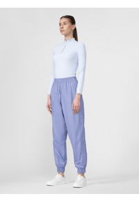 4f - Spodnie tkaninowe joggery damskie. Kolor: niebieski. Materiał: tkanina