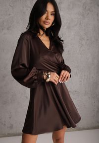 Renee - Brązowa Bawełniana Sukienka VICES z Satyny z Kopertowym Dekoltem Cunelia. Okazja: na co dzień. Typ kołnierza: dekolt kopertowy. Kolor: brązowy. Materiał: satyna, bawełna. Długość rękawa: długi rękaw. Typ sukienki: kopertowe. Styl: casual, elegancki #1