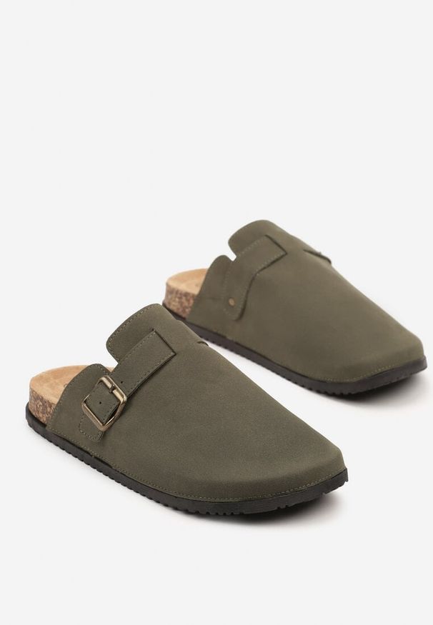 Born2be - Zielone Klapki w Stylu Chodaków z Klamrami Uliadriela. Okazja: na co dzień, na imprezę, na spacer. Kolor: zielony. Materiał: jeans. Sezon: lato. Styl: klasyczny, casual