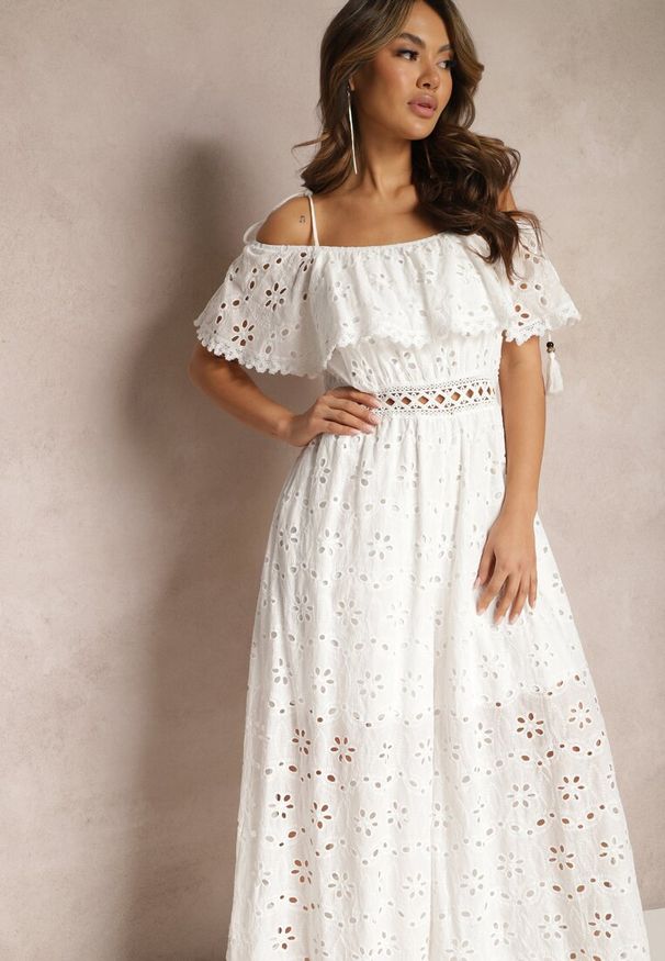 Renee - Biały Haftowany Kombinezon na Ramiączkach z Falbanką i Ażurową Wstawką Firlena. Kolor: biały. Długość rękawa: na ramiączkach. Wzór: ażurowy, haft. Sezon: lato