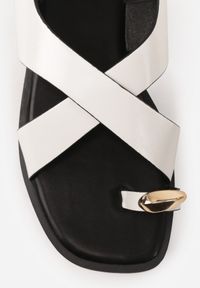 Born2be - Białe Sandały Typu Japonki z Metaliczną Ozdobą Meledra. Okazja: na co dzień. Zapięcie: sprzączka. Kolor: biały. Materiał: jeans. Wzór: aplikacja. Sezon: lato. Styl: casual, elegancki, klasyczny #7