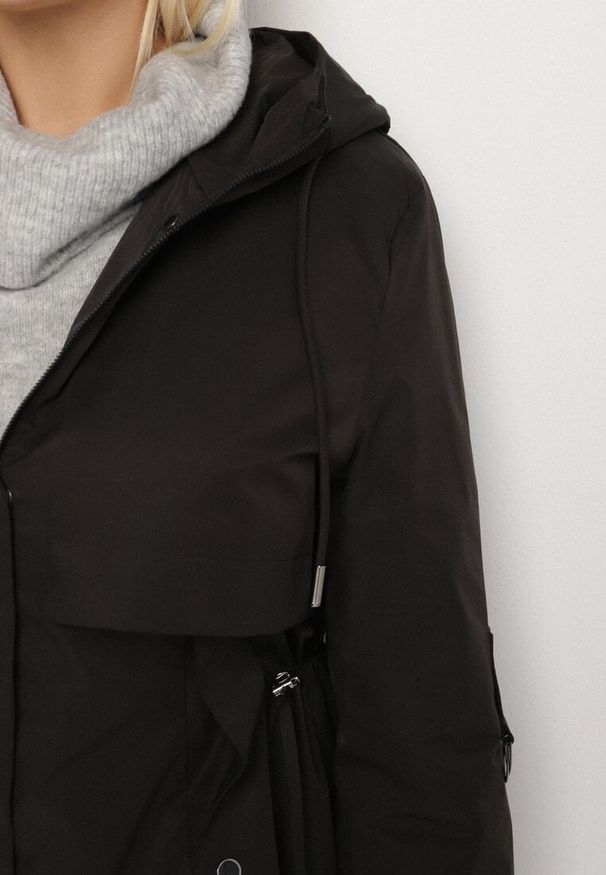 Born2be - Czarna Kurtka Typu Parka z Kapturem i Podpinanymi Rękawami Falunea. Okazja: na co dzień, na spacer. Typ kołnierza: kaptur. Kolekcja: plus size. Kolor: czarny. Materiał: jeans. Styl: klasyczny, sportowy, casual, elegancki