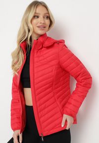 Born2be - Czerwona Pikowana Kurtka z Odpinanym Kapturem Ebinia. Kolor: czerwony #4