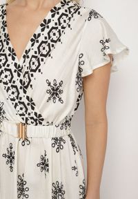 Born2be - Jasnobeżowa Sukienka w Ornamentalny Wzór z Elastycznym Paskiem Tosvanna. Okazja: na co dzień. Kolor: beżowy. Długość rękawa: krótki rękaw. Wzór: aplikacja. Typ sukienki: kopertowe, proste. Styl: klasyczny, casual, elegancki #6
