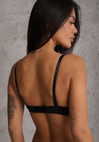 Renee - Czarny Koronkowy Biustonosz Ozdobiony Metaliczną Aplikacją Mirzedi. Kolor: czarny. Materiał: koronka. Rodzaj stanika: odpinane ramiączka. Wzór: aplikacja #5