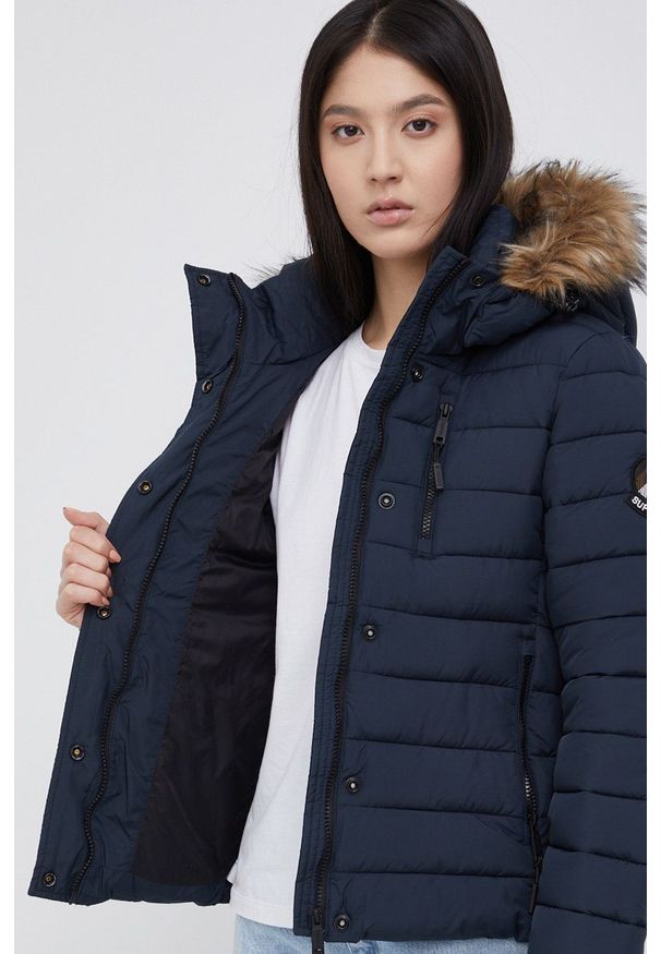 Superdry Kurtka damska kolor granatowy zimowa. Okazja: na co dzień. Kolor: niebieski. Materiał: futro. Sezon: zima. Styl: casual