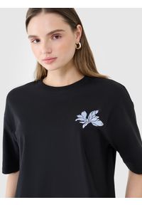 4f - 4F T-shirt oversize z nadrukiem damski - czarny XS. Okazja: na co dzień. Kolor: czarny. Materiał: dzianina, bawełna, jersey. Długość rękawa: krótki rękaw. Długość: krótkie. Wzór: nadruk. Sezon: lato. Styl: klasyczny, sportowy, casual