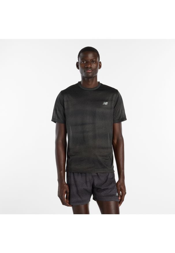 Koszulka męska New Balance MT61G4S7BGR – czarna. Kolor: czarny. Materiał: poliester, bawełna, materiał. Długość rękawa: krótki rękaw. Długość: krótkie