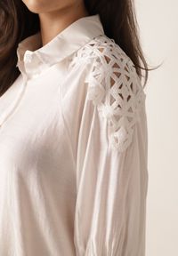 Born2be - Biała Koszula Oversize z Ażurową Wstawką na Ramionach Heleira. Okazja: na co dzień, do pracy. Kolor: biały. Materiał: jeans. Wzór: ażurowy. Styl: casual #4