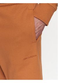 New Balance Spodnie dresowe MP23551 Pomarańczowy Relaxed Fit. Kolor: pomarańczowy. Materiał: bawełna #2