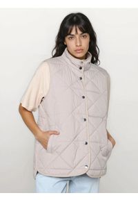 Sinsay - Pikowana kamizelka ze stójką - beżowy. Typ kołnierza: kołnierzyk stójkowy. Kolor: beżowy #1