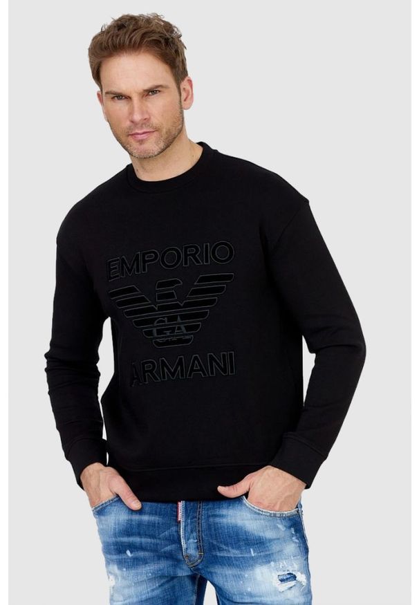 Emporio Armani - EMPORIO ARMANI Czarna bluza męska z aksamitnym logo, Rozmiar S. Kolor: czarny. Wzór: aplikacja