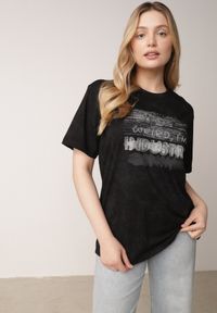 Born2be - Czarny T-shirt z Bawełny o Kroju Oversize z Napisem Orinvyra. Okazja: na co dzień, na spotkanie biznesowe, do pracy. Kolor: czarny. Materiał: bawełna. Wzór: napisy. Styl: biznesowy, casual, elegancki #5