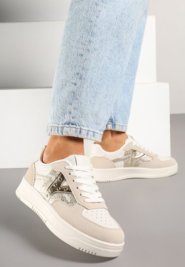 Renee - Beżowe Sneakersy Zdobione Metaliczną Aplikacją i Imitacją Skóry Węża Sarivane. Zapięcie: sznurówki. Kolor: beżowy. Materiał: skóra. Wzór: aplikacja. Sezon: lato, wiosna